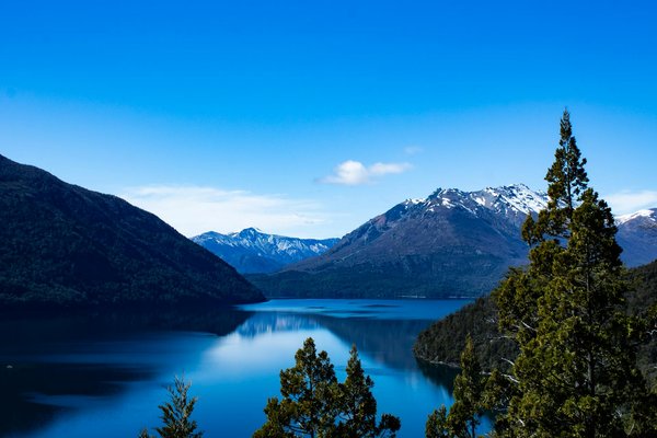 Comment choisir une croisière qui propose des ateliers de teinture naturelle avec des experts en Indonésie?